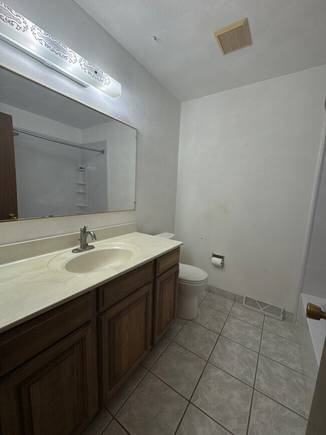 Building Photo - 1704 Twinbrook Dr