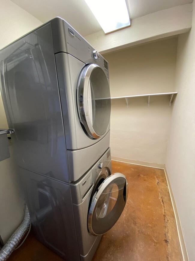 Building Photo - Enchanting 1-Bedroom, 1-Bath Oasis with St...