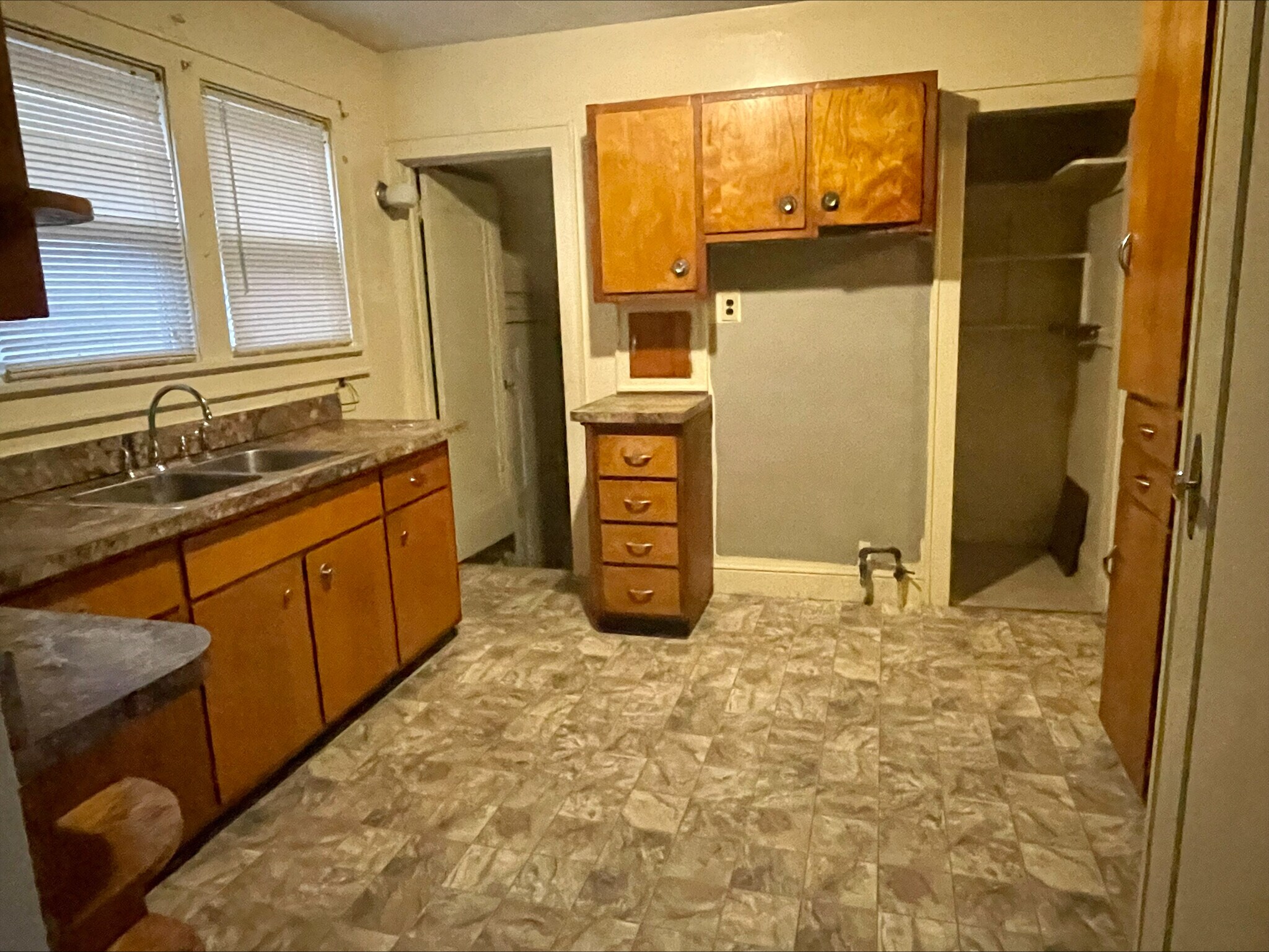 Building Photo - 644 Carpenter St