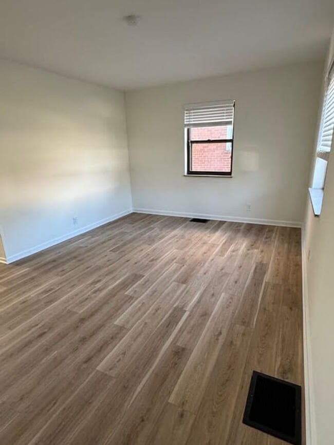 Building Photo - 5227 Parkview Ave