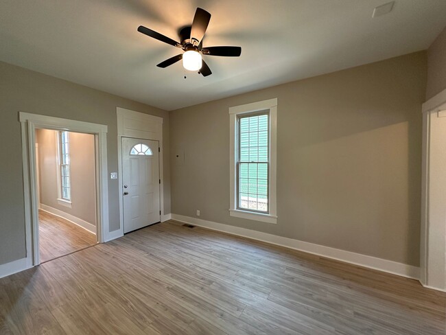 Building Photo - NEWLY RENOVATED 3BR/1BA HOME IN NEW ALBANY!