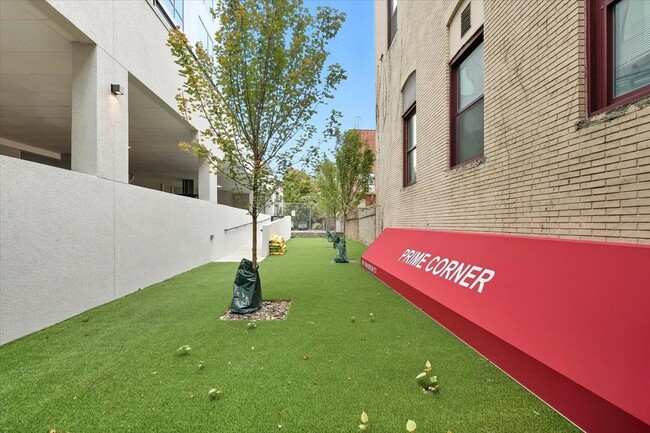 Building Photo - 303 Madison St