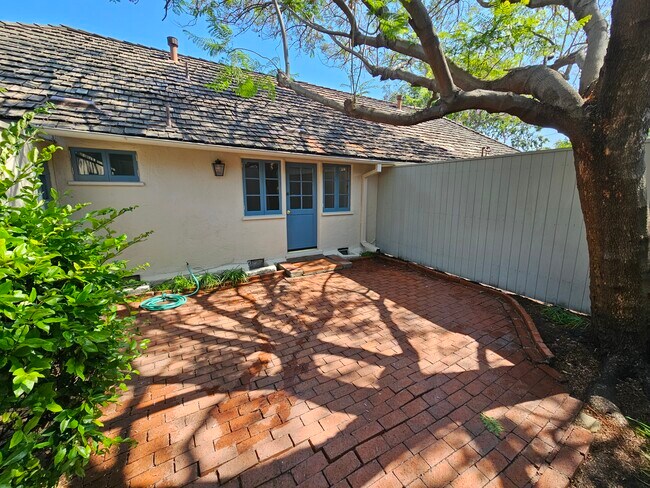 Building Photo - 8531 Rosewood Ave