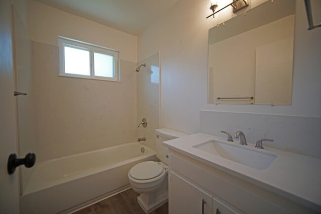 Building Photo - 20 Manley Ct