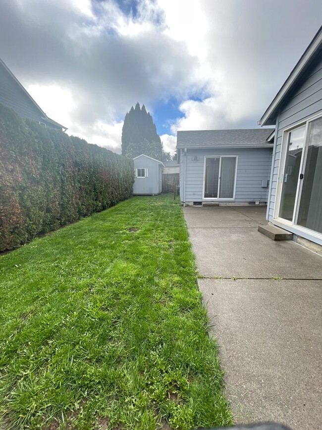 Building Photo - 3 Bed 2 Bath Home - Fenced Yard - Pets All...