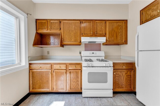 Building Photo - 3289 W 130th St