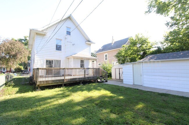 Building Photo - CHARMING!! 3 bedroom, 1.5 Bath Home in Des Moines