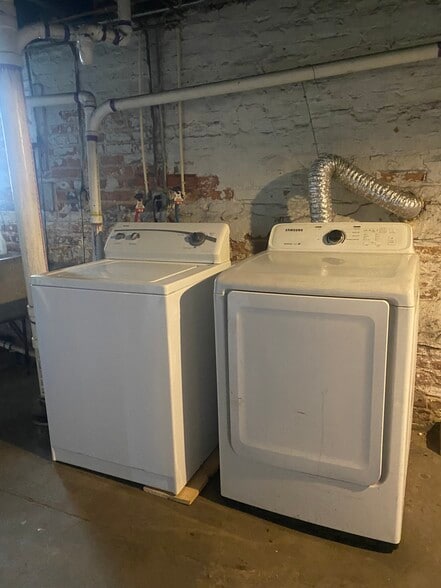 Shared Laundry unit - 922 Summer St