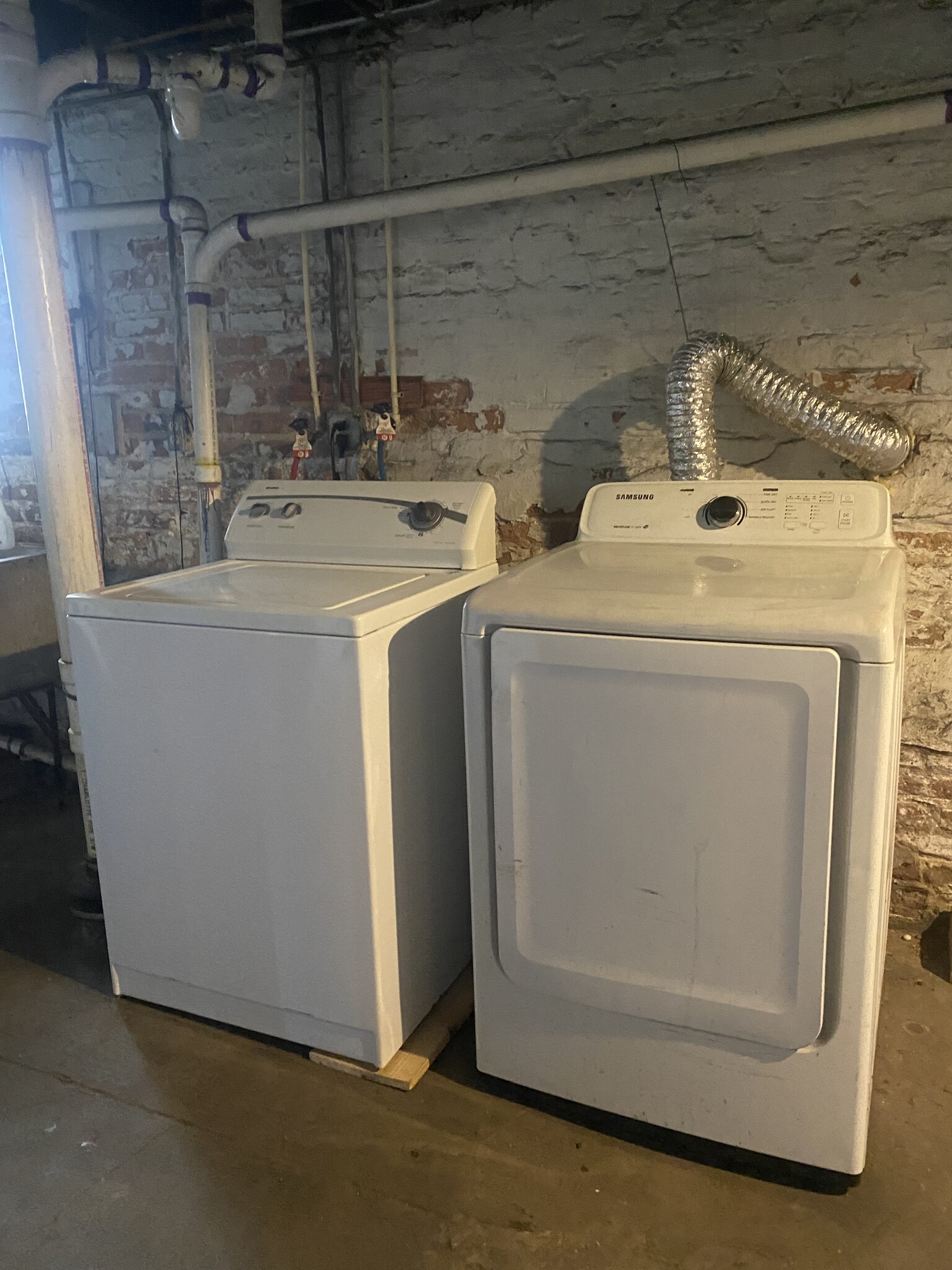 Laundry unit - 922 Summer St