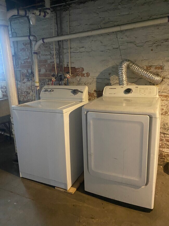 Shared Laundry unit - 922 Summer St