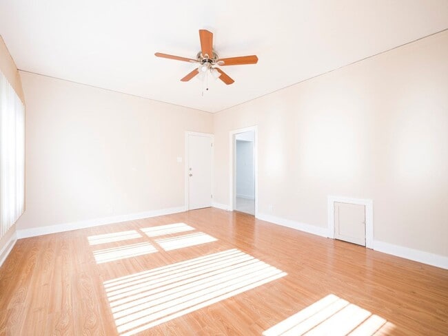 Interior Photo - 5225 De Longpre Ave