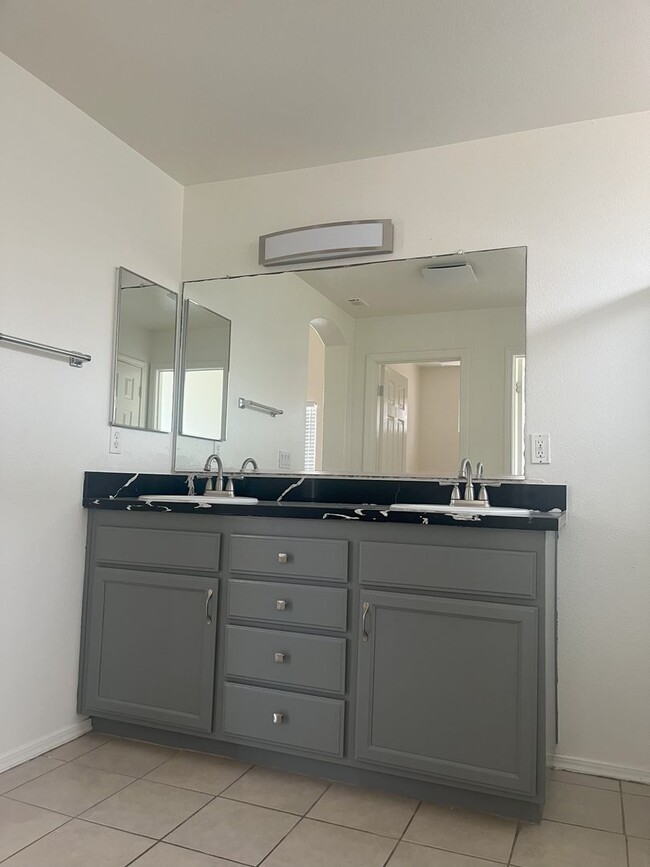 Building Photo - Spacious 4 Bedroom, 2 Bathroom Home | Avai...