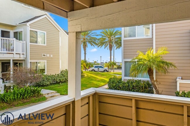 Building Photo - Remodeled 2 Bed, 2 Bath Condo with Ocean V...