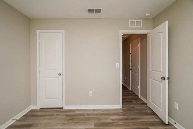 Building Photo - 333 Elderberry Ct