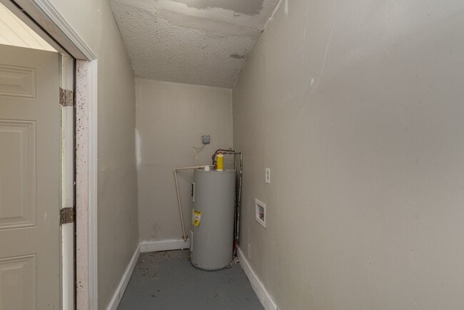 Building Photo - 3 bed/1.5 bath single-family home, with en...