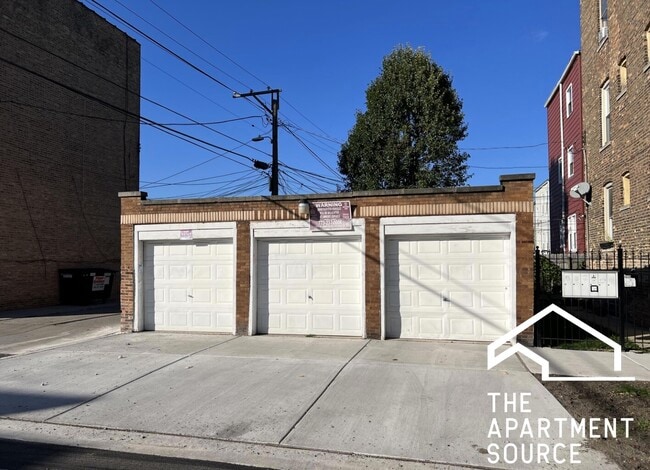 Building Photo - 4040 W Dickens Ave