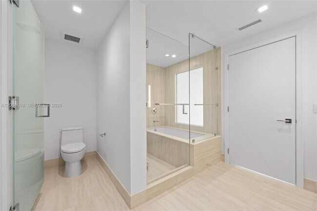 Building Photo - 2411 Laguna Cir