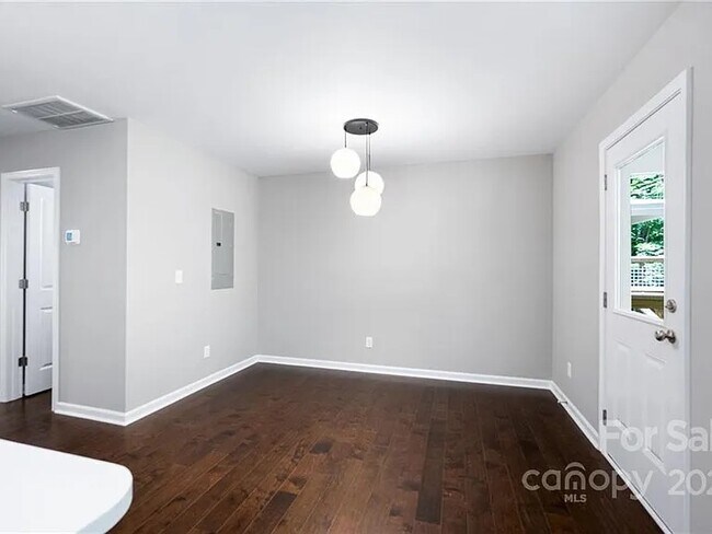 Building Photo - 10 Beryl Ct