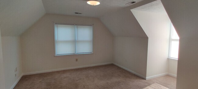 Building Photo - 3 bedroom home with fenced rear yard