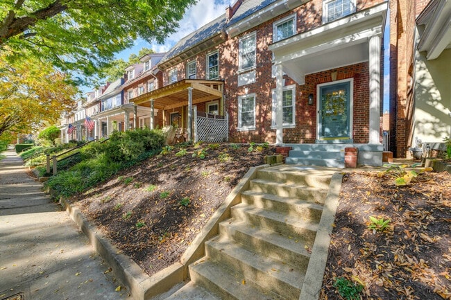 Building Photo - 2312 Rosewood Ave