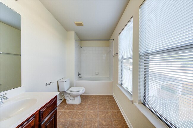 Building Photo - 15326 Mission Oak Dr