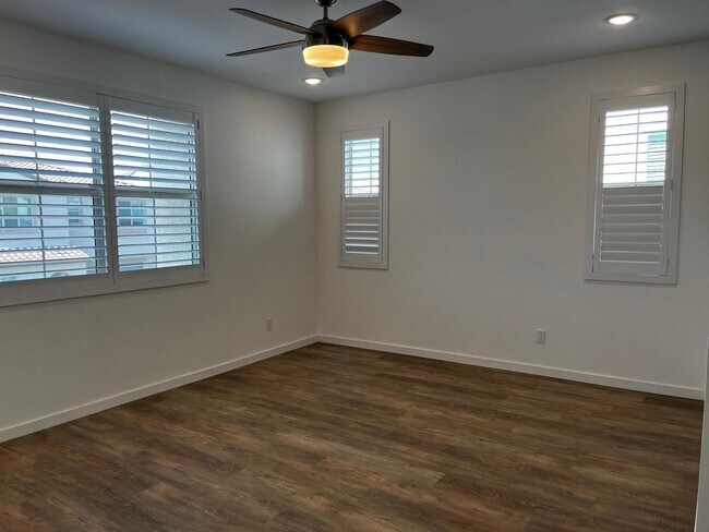 Building Photo - 1355 W Crane Dr