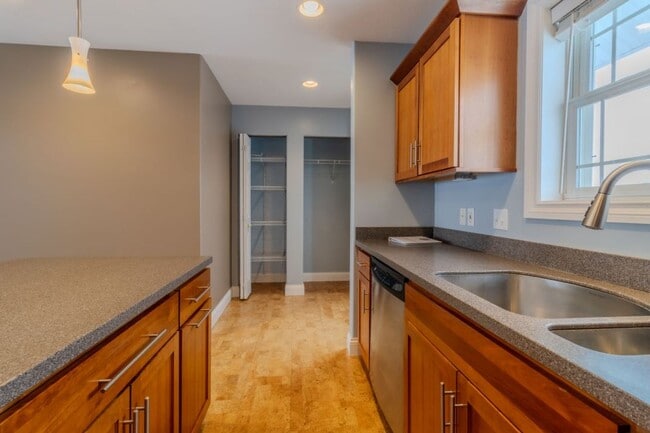 Building Photo - Modern Living Meets Cozy Charm