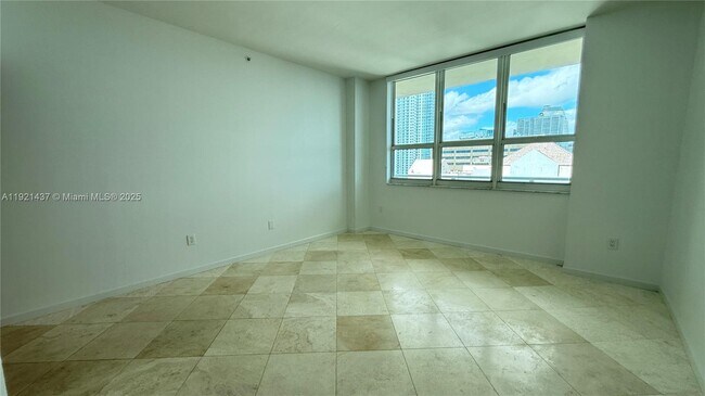 Building Photo - 1155 Brickell Bay Dr