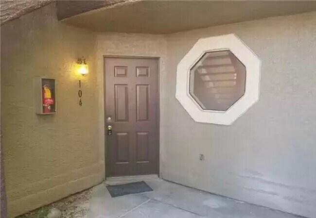 Building Photo - Charming 1st Floor Comdo