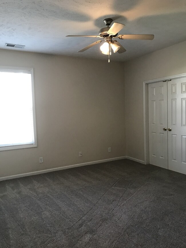 Building Photo - CONDO CONDO CONDO! Hassle free living with...