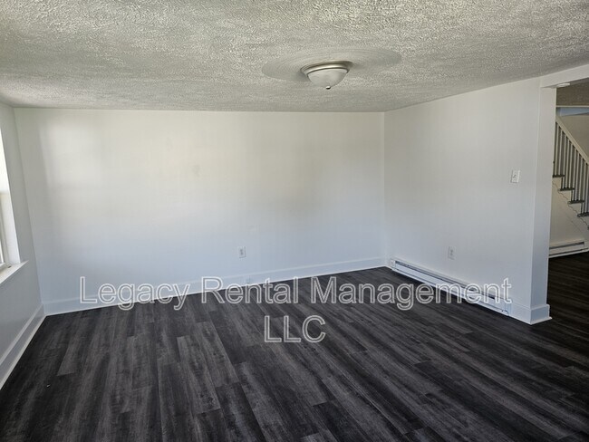 Building Photo - 533 W Shawnee Ave