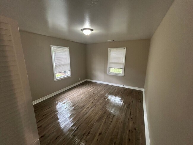 Building Photo - 2BR 1BA with fenced in backyard with move in special for July!