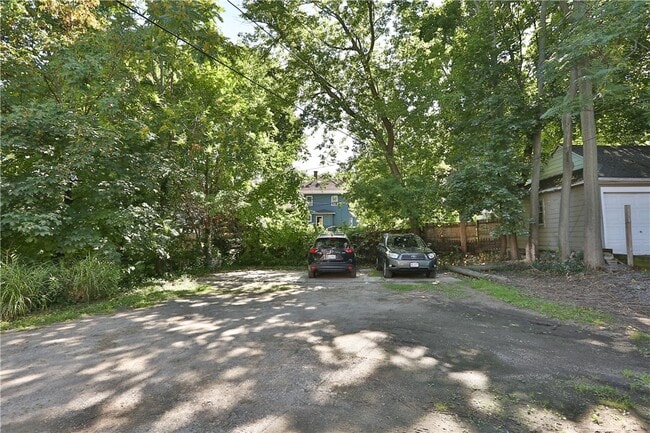 Building Photo - 290 Laburnam Crescent