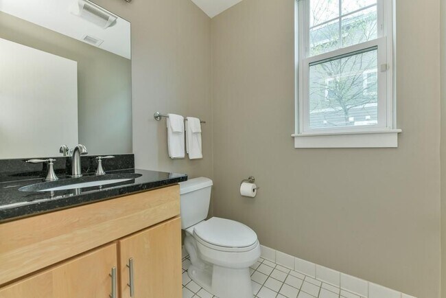 Building Photo - 3 Lark Dr
