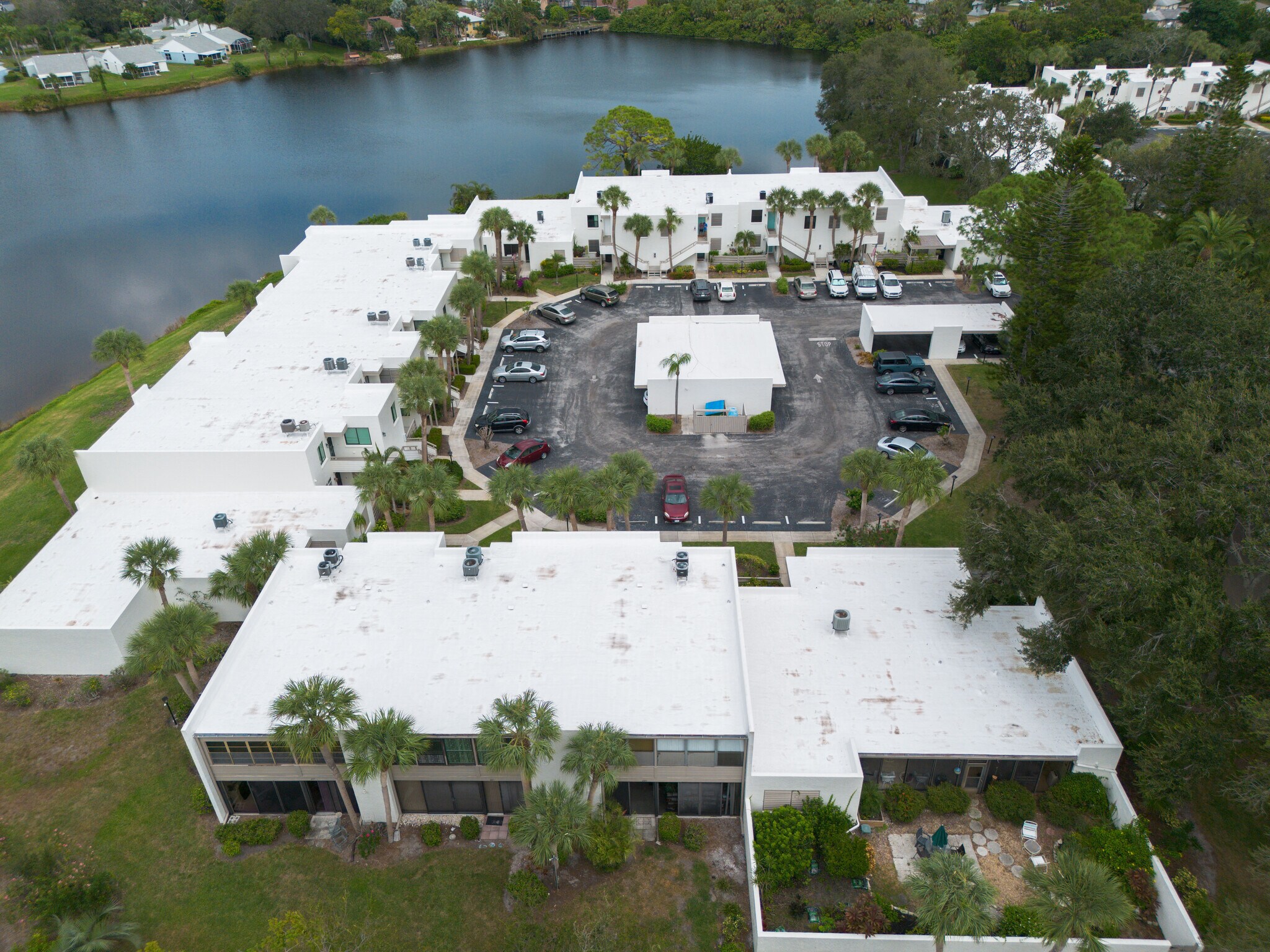 Building Photo - 223 Lakewood Dr