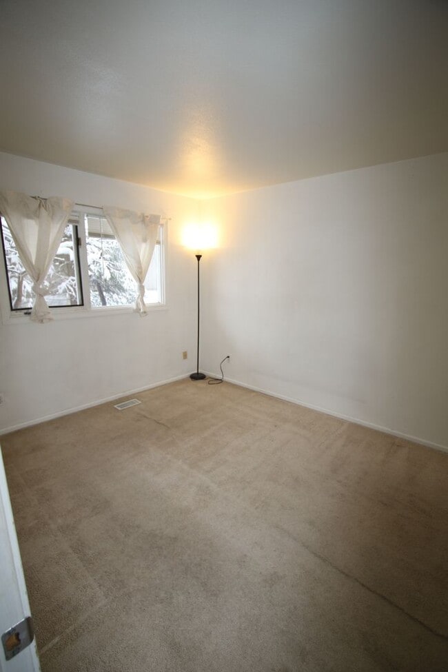 Building Photo - 1 Bedroom with a 1 car garage!