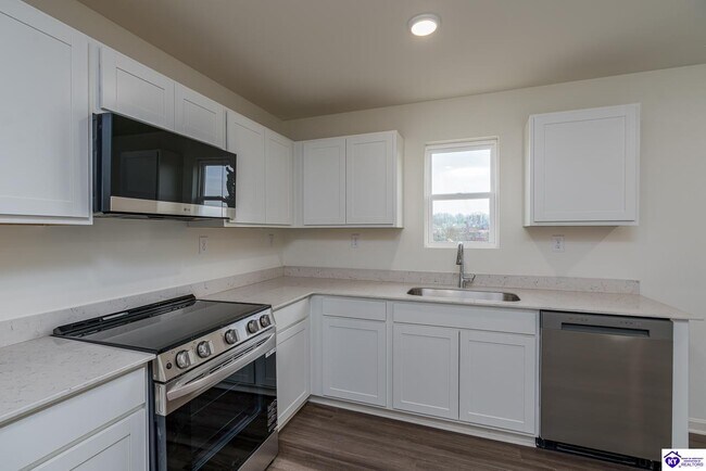 Building Photo - 557 Pinehurst Dr