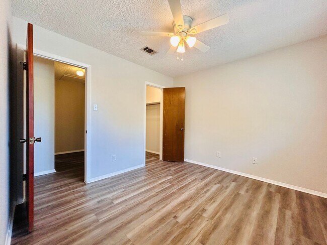 Building Photo - 7001 Winedale Dr