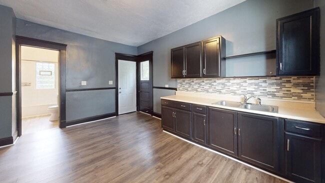 Building Photo - 4104 Clybourne