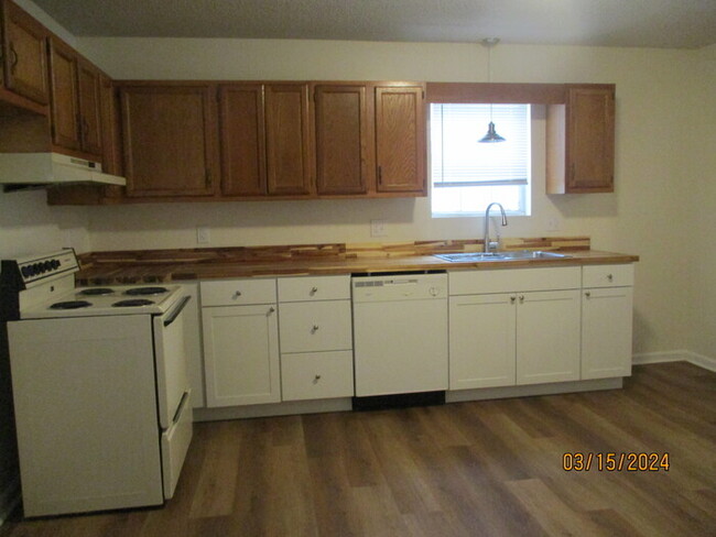 Building Photo - 787 Treasure Dr SW