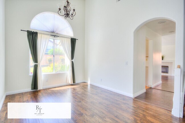 Building Photo - Beautiful 3 Bed / 2.5 Bath Home in the Corona-Norco Unified School District