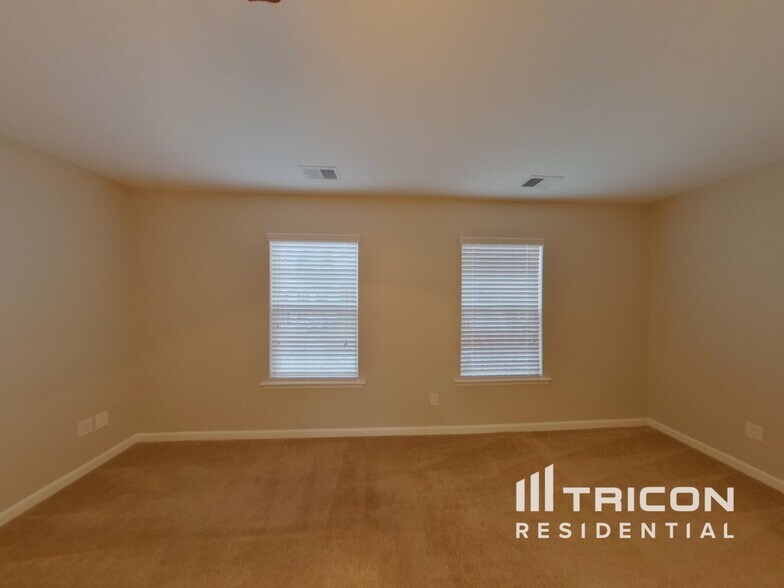 Building Photo - 313 Fairford Rd