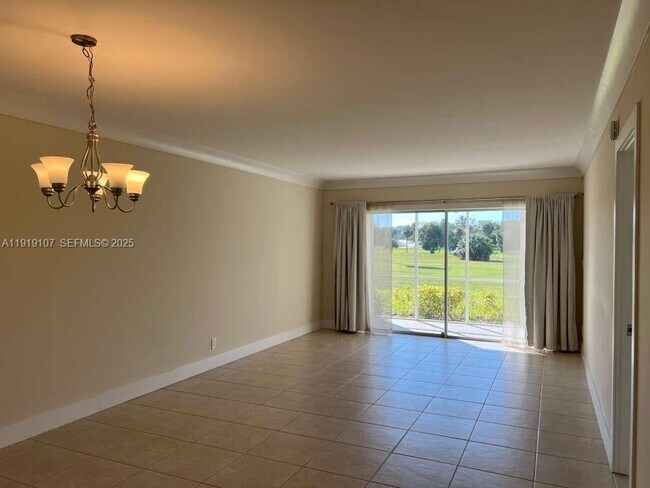 Building Photo - 2950 N Palm Aire Dr