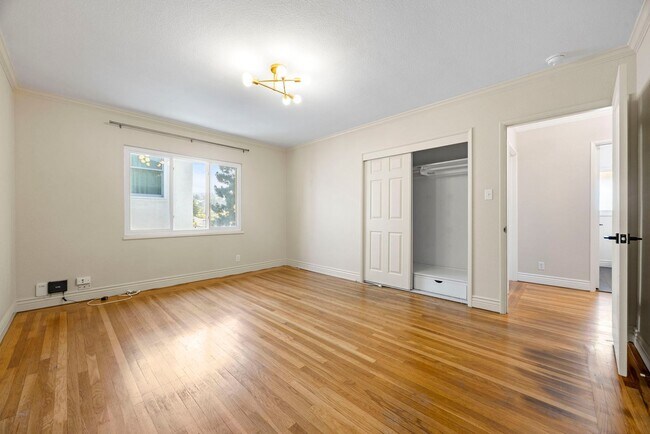 Building Photo - Stunning 2-Bed, 1-Bath Condo in the Heart ...