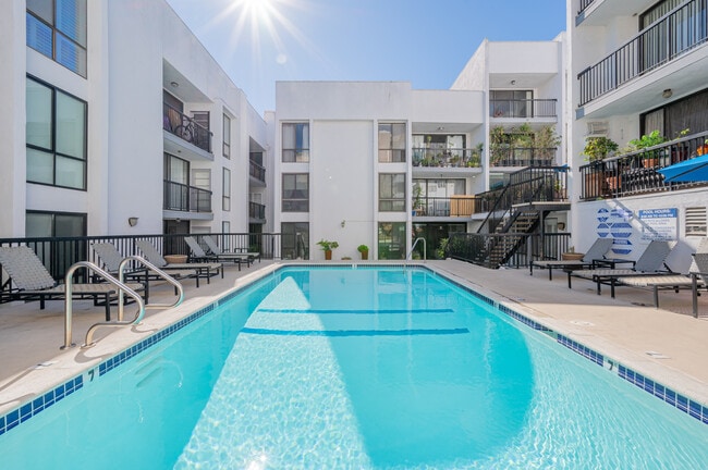Primary Photo - 906 N Doheny Dr