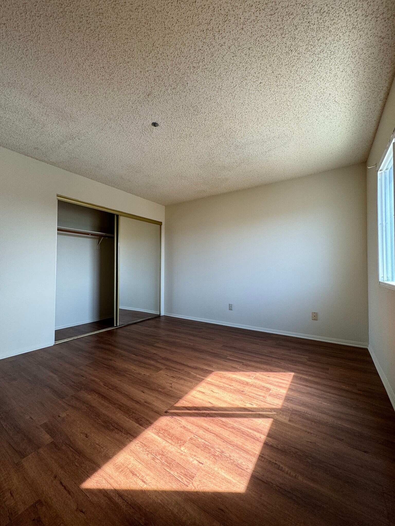 Building Photo - 918 W San Marino Ave