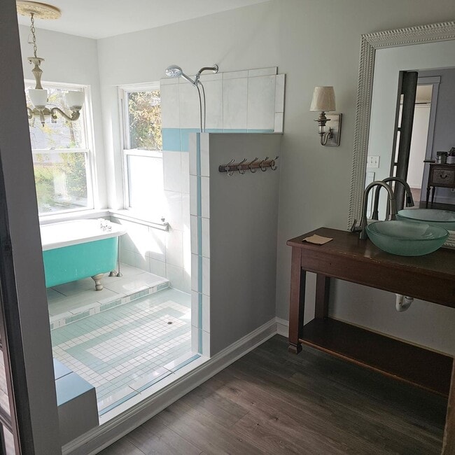 Building Photo - Elegant 5-Bedroom, 4-Bath Home with Expansive Living Spaces