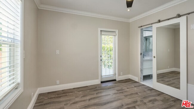 Building Photo - 257 N La Peer Dr