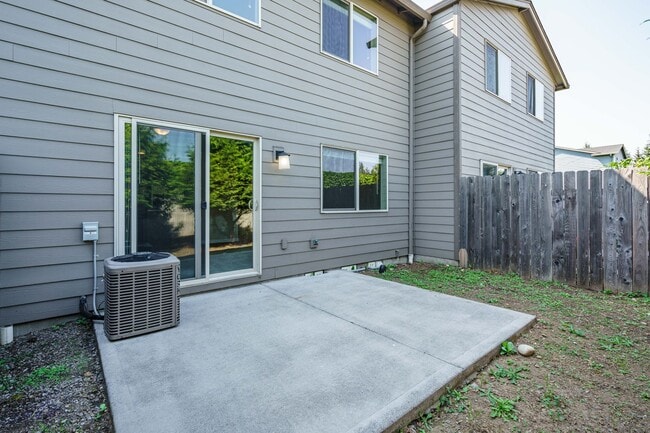 Building Photo - Easy I-205 Access - 3 Bedroom 2.5 Bath Townhouse
