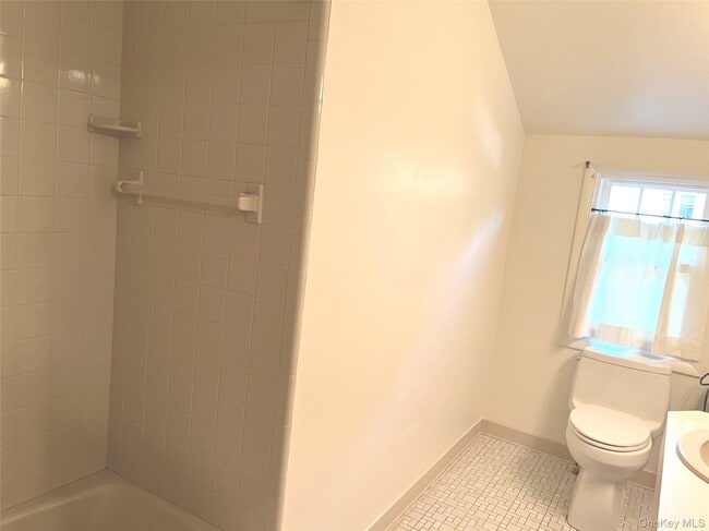 Building Photo - 14 Willow Bend
